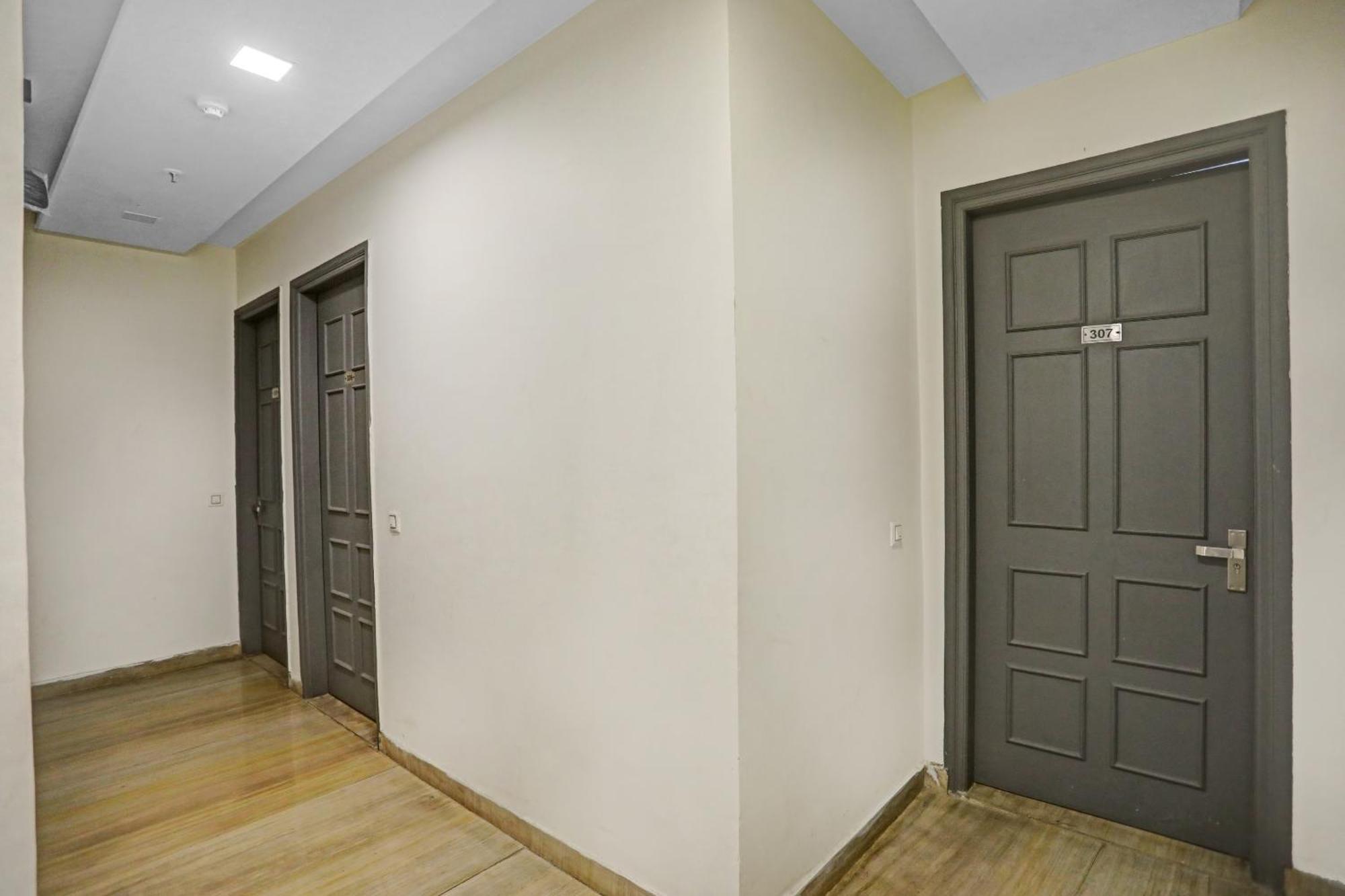 Отель Super Townhouse Mannat Rohini 16 Дели Экстерьер фото