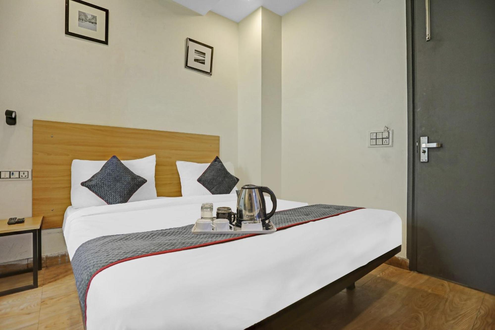 Отель Super Townhouse Mannat Rohini 16 Дели Экстерьер фото