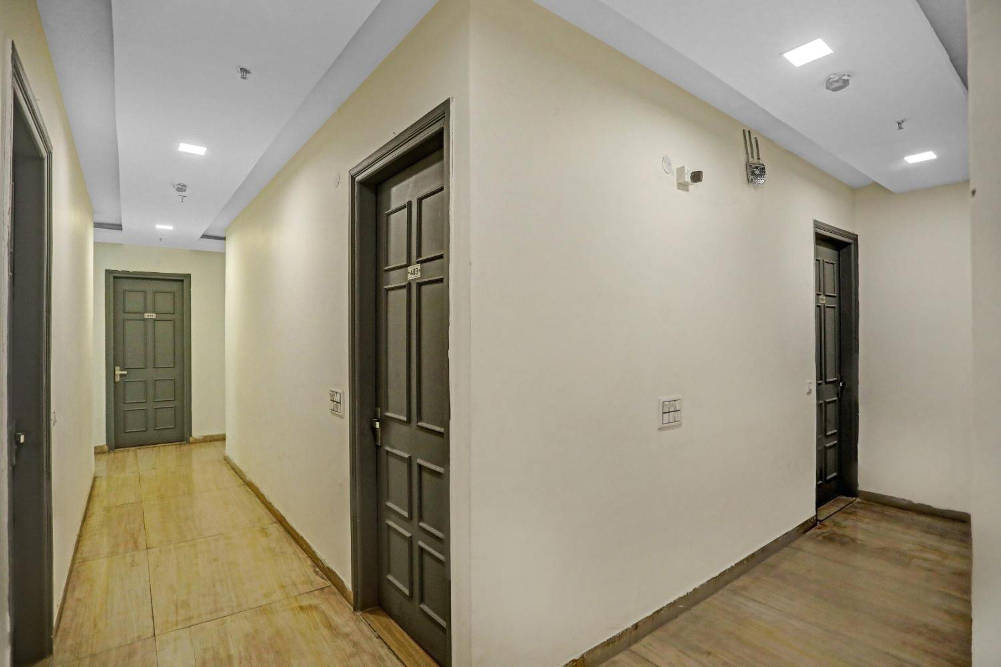 Отель Super Townhouse Mannat Rohini 16 Дели Экстерьер фото