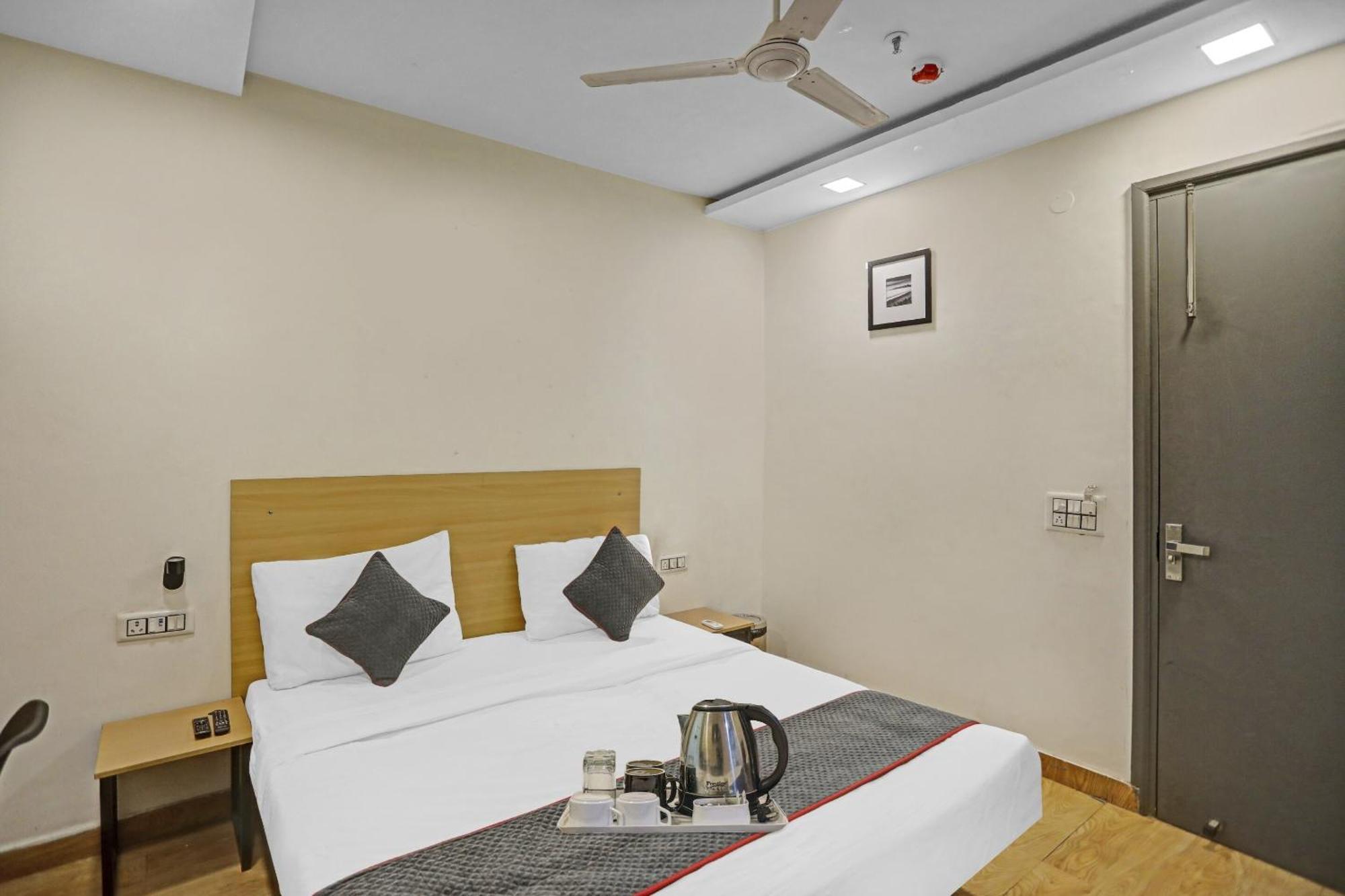 Отель Super Townhouse Mannat Rohini 16 Дели Экстерьер фото
